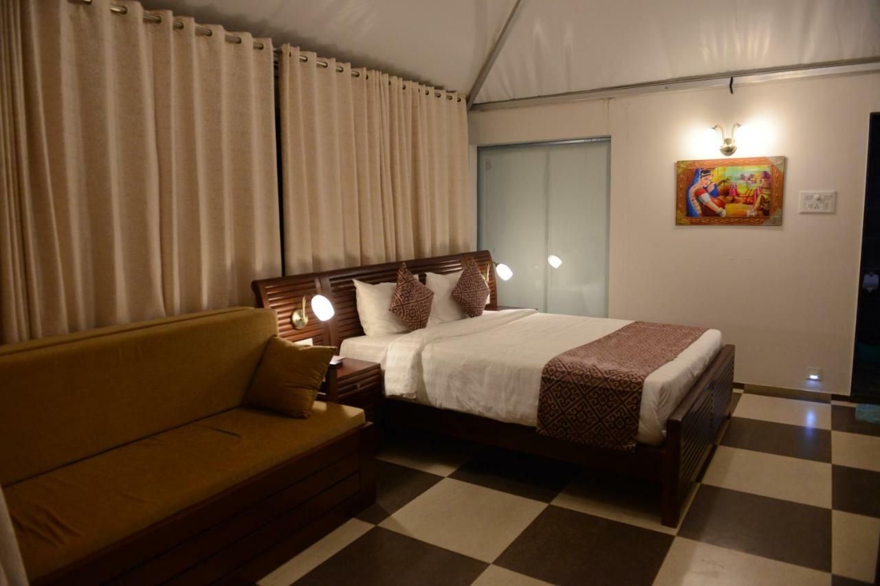 Sunnys World Hotel Pune Exterior photo